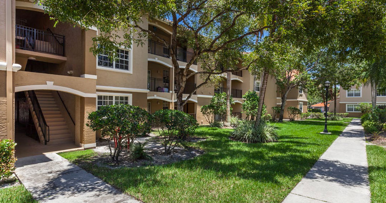 outdoor apartment building with grass and sidewalk, marquesa, pembroke pines fl